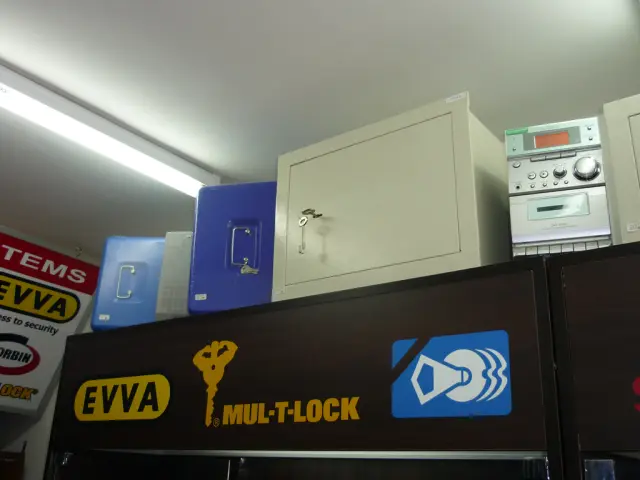 Сейфове над тезгяха и табели EVVA и Mul-T-Lock